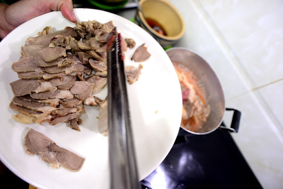 Cách thưởng thức khác của “Bánh mì Sài Gòn” khiến giới trẻ thích mê - 7 Cho phần lưỡi heo thái lát vào trong hỗn hợp nước sốt.