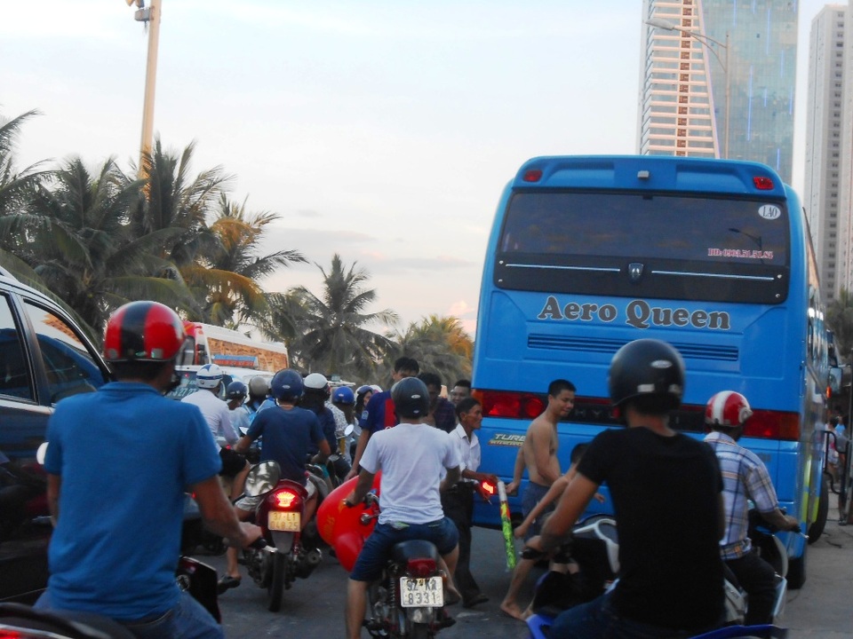 Quá nóng, người dân đổ xô đi tắm biển “hạ hỏa” - 3
Trời càng về chiều lượng người và phương tiện đổ về rất đông gây nên tình trạng ùn tắt liên tục tại đường dẫn vào các bãi tắm.