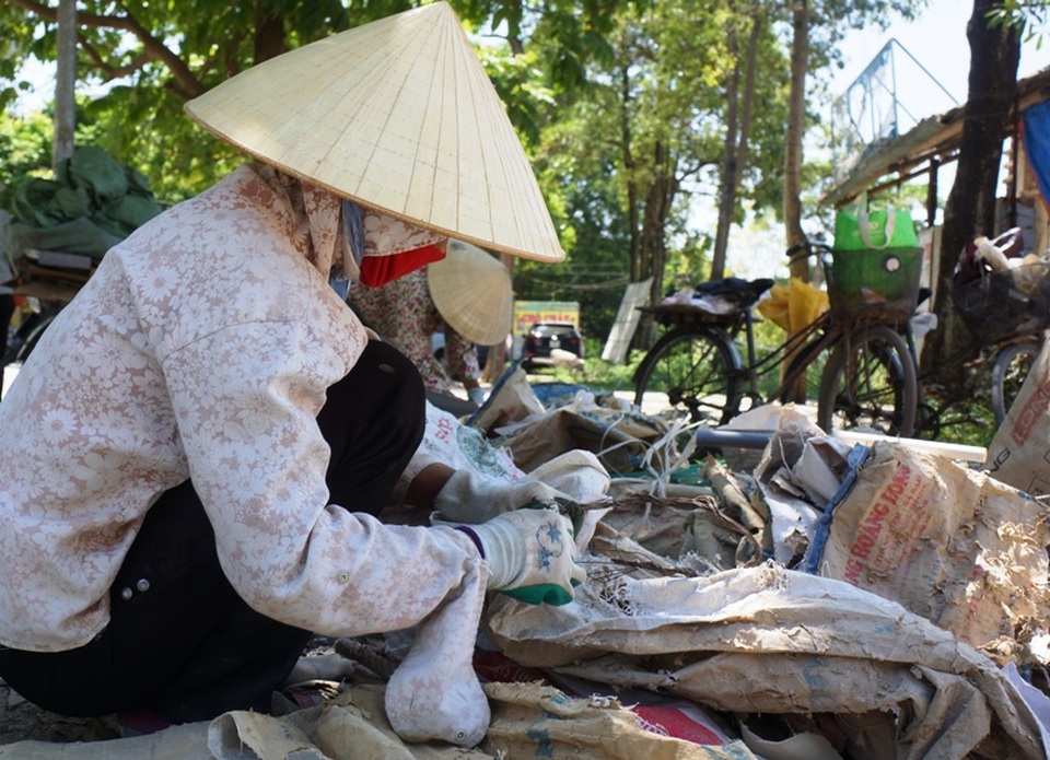 Những người lao động mưu sinh dưới “chảo lửa” miền Trung - 6 Những người buôn ve chai miệt mài bên cái nắng hơn 40 độ C