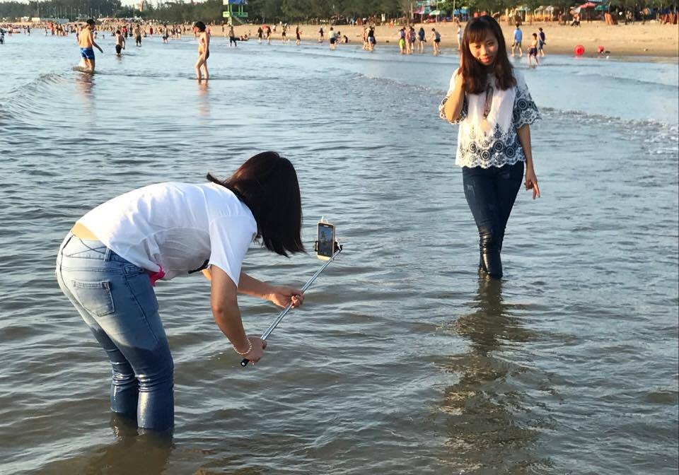 Phó nháy trải lòng khi bị smartphone lấy đi "miếng cơm, manh áo" - 5
Lý do là vì chụp bằng smartphone không chỉ tạo tâm lý thoải mái, mà còn dễ dàng chia sẻ, check-in lên Facebook.