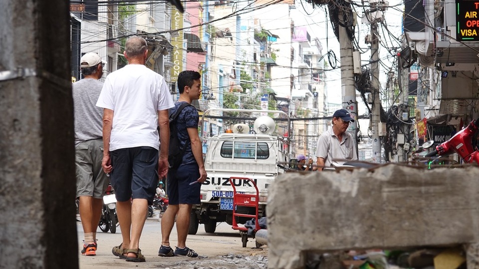 Tất bật “thay da” cho đường Bùi Viện trở thành phố đi bộ - 7 Những ngày này, du khách phải chịu khó đi bộ dưới lòng đường.