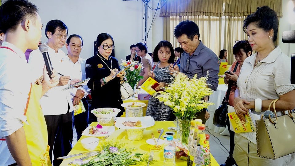 Khi nhà báo trổ tài… dao thớt - 7 Các giám khảo làm việc khá căng thẳng trong việc chấm điểm các tác phẩm ẩm thực.