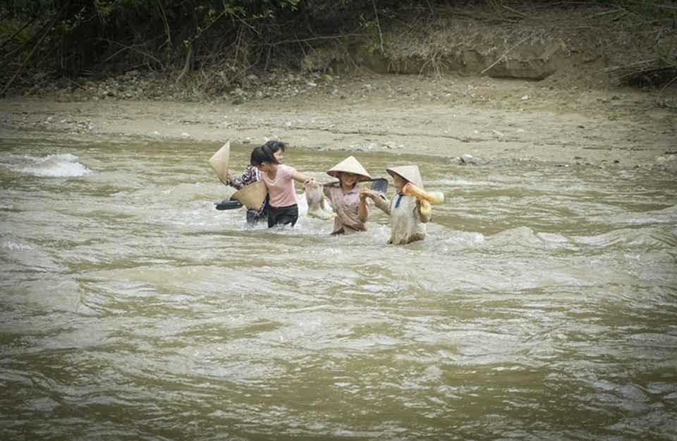 Hình ảnh người dân "đánh cược mạng sống" khi mưa lũ cuốn trôi cầu tạm - 8 
... với phụ nữ là cả một thử thách hiểm nguy.
