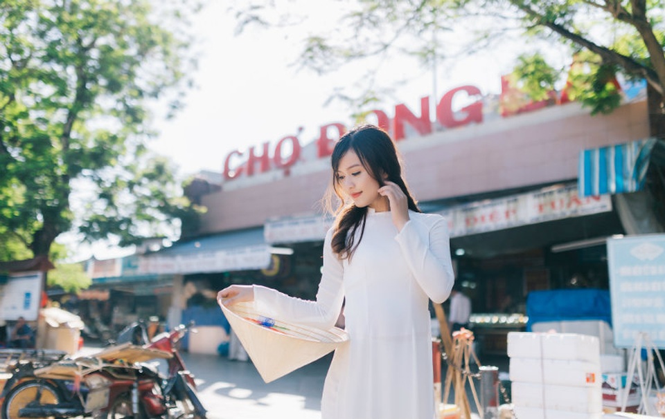 Thiếu nữ Huế duyên dáng áo dài trắng ở chợ Đông Ba - 7 Bộ ảnh được chia sẻ trên mạng xã hội chỉ sau ít giờ đã thu hút hàng nghìn lượt Cảm xúc từ cộng đồng mạng.