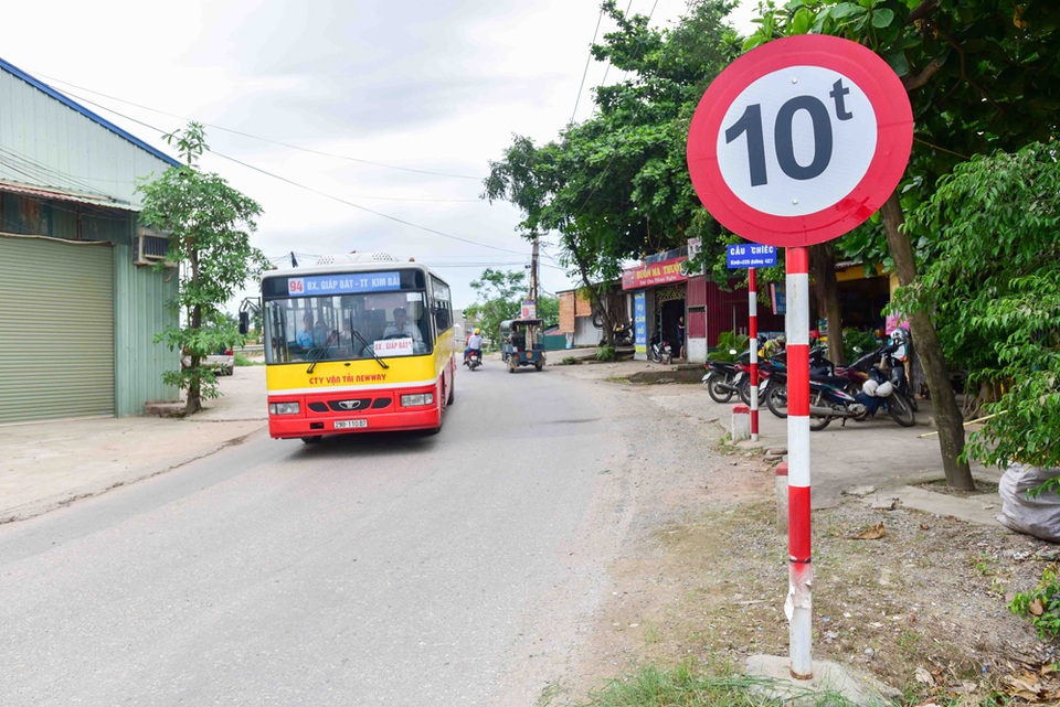 
Do cầu yếu, nhà chức trách phải dựng biển cấm phương tiện có tải trọng trên 10 tấn qua cầu.
