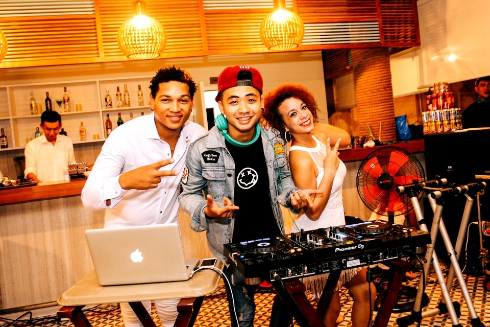 Cuối tuần ra đảo mở tiệc bên hồ… xả stress - 7 Giữ lửa cho buổi tiệc còn có DJ.