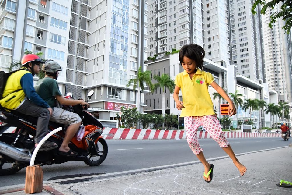 20 năm sống trên ghe, soi đèn dầu giữa Sài Gòn - 5 Niềm an ủi của đôi vợ chồng già khi sinh được cô con gái vào năm 2007. Những lúc bố mẹ đi làm, My thương tự chơi 1 mình trên vỉa hè gần nhà.