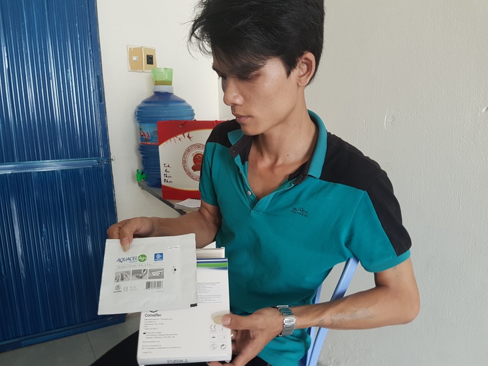 Xót xa cảnh chồng nuôi vợ bị liệt vì di chứng lao não - 7
Mỗi miếng dán vùng lở giá 150 ngàn đồng