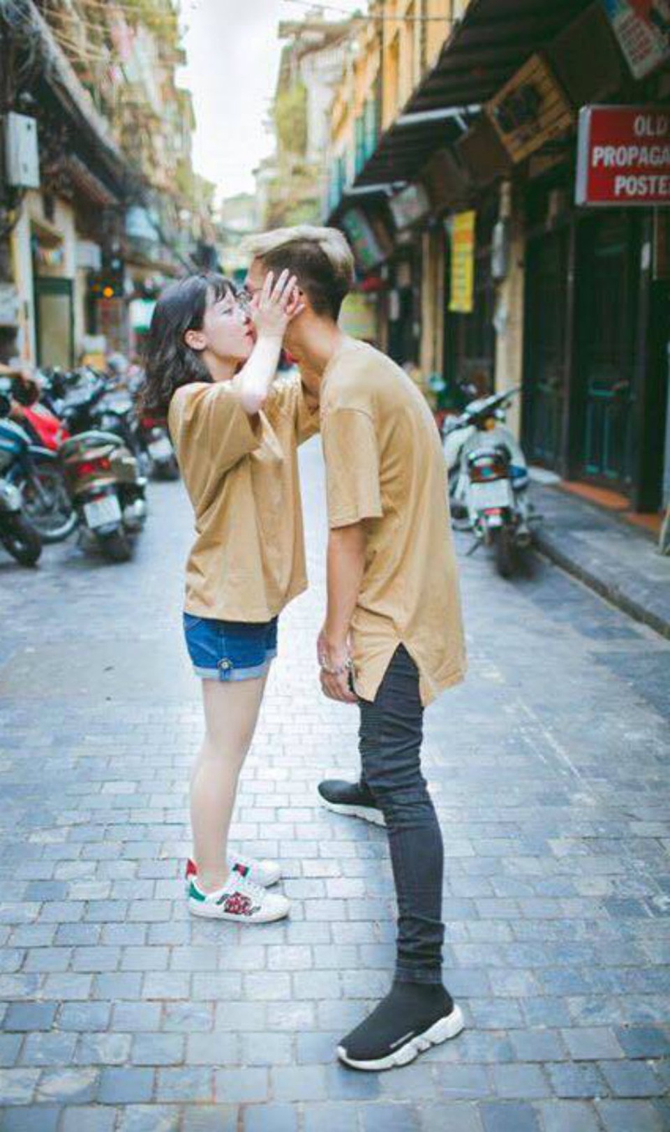 Chuyện tình “cọc tìm trâu” của cô gái 1m48 và chàng trai 1m80 - 2 Linh và Cường yêu nhau được tròn một năm, hai bạn quen nhau trong lần Linh tình cờ đi mua đồ ở căng tin. Vì thấy bạn nam đẹp trai, cao ráo cô nàng quyết định về kết bạn Facebook nói chuyện. Như cái duyên ngầm, tâm sự nhiều thành thói quen, Linh và Cường yêu nhau lúc nào không hay.