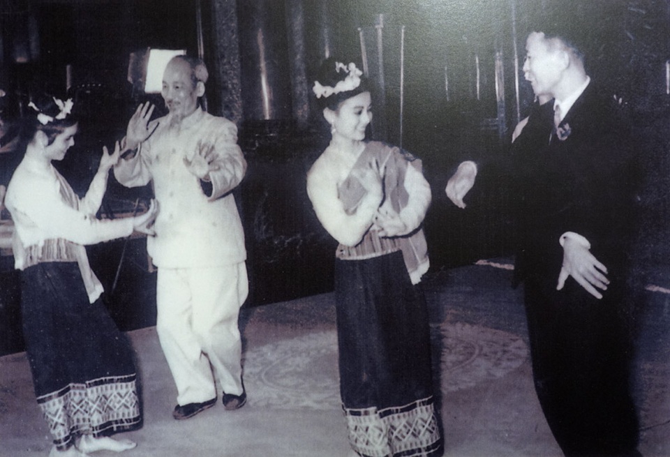 Khai mạc triển lãm kỷ niệm tình hữu nghị Việt - Lào - 7
Chủ tịch Hồ Chí Minh cùng Quốc vương Lào Xỉ Xạ Vàng Vắt Thạ Na múa lăm-vông với các diễn viên Lào trong buổi lễ mừng Quốc vương thăm hữu nghị Việt Nam tại Hà Nội, ngày 12/3/1963.