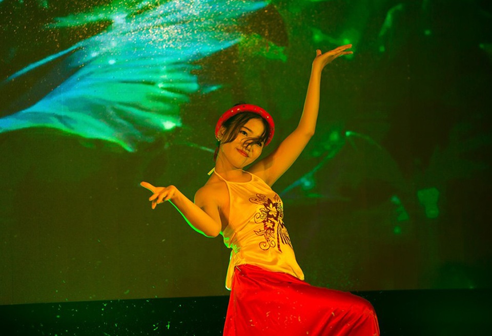 “Hot girl cover” đoạt giải quán quân cuộc thi tài năng sinh viên - 8 Nguyễn Trâm Anh, cô gái Huế ngọt ngào làm cả sân khấu bừng sáng với điệu múa uyển chuyển, mượt mà “Bèo dạt mây trôi” trên nền hoa sen.