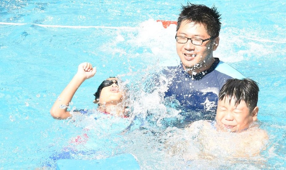 Giải đấu phong trào có giải thưởng đến 2,8 tỷ đồng - 10 Các kỹ năng xử lý trong trường hợp tiếp xúc với nước khi bị đuối nước, cứu người đuối nước… được các giáo viên hướng dẫn thông qua nhiều trò chơi, bài hát vui nhộn