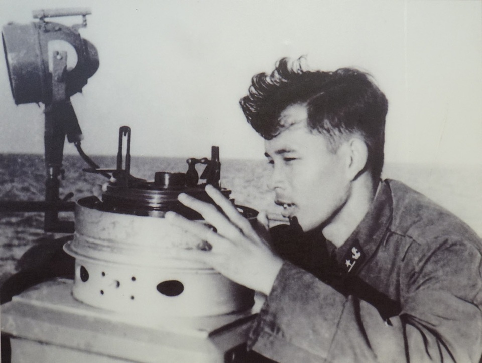 Những hình ảnh, kỷ vật "đi qua cuộc chiến" - 7 Ông Nguyễn Xuân Thơm sinh năm 1940, thương binh 4/4 - TP HCM. Từ du kích trở thành một thuyền trưởng của đoàn tàu không số, cuộc đời trai trẻ gắn trọn với con đường vận chuyển trên biển Đông, chuyên chở vũ khí vào miền Nam đánh Mỹ. Kỷ niệm đáng nhớ nhất với ông Thơm là chuyến tàu Phương Đông 1 - mở đường cho tuyến vận tải đường Hồ Chí Minh trên biển. 1961 ông Thơm nhận lệnh chuẩn bị điểm đón cho những con tàu, một nhiệm vụ đặc biệt, tuyệt mật và cực kỳ nguy hiểm trong bối cảnh địch lùng sục khắp nơi. Ngày đêm âm thầm tìm kiếm bến đỗ cho tàu. Tháng 10/1962 chuyến tàu Phương Đông 1 cập bến an toàn với gần 30 tấn súng đạn, thuốc nổ đã làm nức lòng cán bộ chiến sỹ, nhân dân miền Nam.