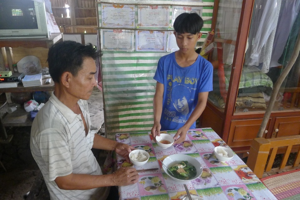 "Cha con bệnh nặng, nhà con sắp sập, con khổ lắm !..." - 6 Do căn bệnh tim hoành hành, anh Lực không thể làm nặng như trước đây. Anh lo mình không đủ sức để lo cho cháu Luận ăn học đến nơi đến chốn...