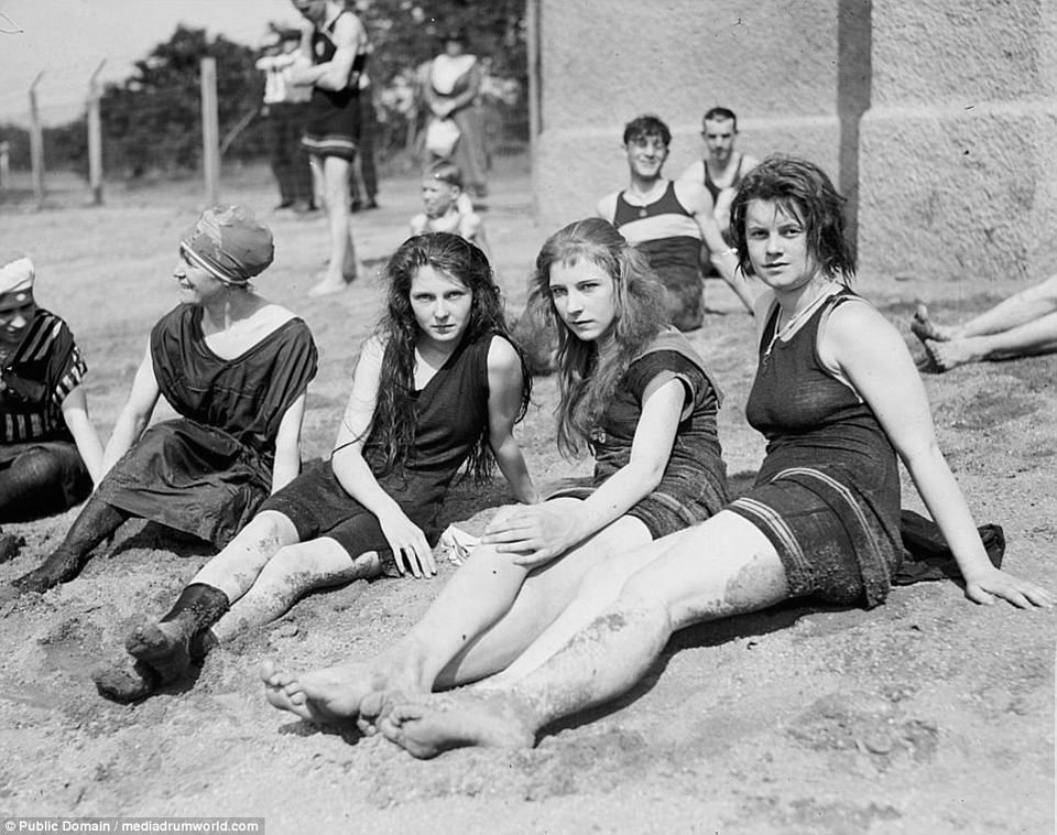 Dần dần, những đường cắt cúp ở cổ trở nên sâu hơn, rộng hơn, chiều dài váy bơi ngắn lại.