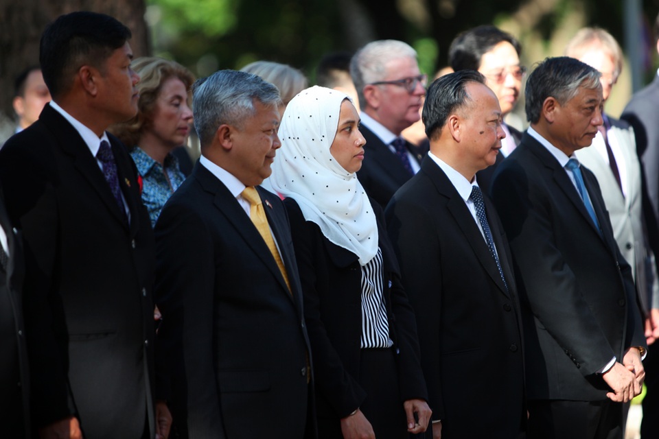 Lễ thượng cờ ASEAN kỷ niệm 50 năm ngày thành lập - 6
Lễ Thượng cờ ASEAN tại Hà Nội hoà chung với không khí tưng bừng chào đón ngày ASEAN tại các nước thành viên ASEAN khác, các hoạt động của Cơ quan đại diện các nước ASEAN trên toàn thế giới và đặc biệt là lễ kỷ niệm cấp khu vực đang diễn ra tại Philippines - Nước Chủ tịch ASEAN 2017.