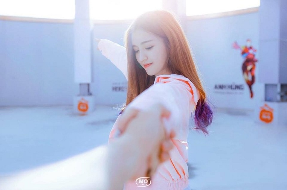 Nữ sinh Sài Gòn xinh đẹp khiến ngàn chàng trai thương nhớ - 3 Những ngày gần đây, qua bức ảnh được chia sẻ trên mạng xã hội, Uyên đã nhận được sự quan tâm rất lớn từ cộng đồng mạng. 9x được nhận xét sở hữu vẻ ngoài xinh xắn, đáng yêu với làn da trắng, khuôn mặt đẹp giống con gái Hàn Quốc.