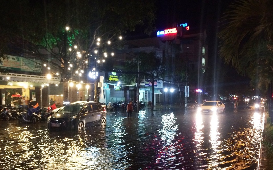 Nhiều đoạn hành lang trên đường Trần Văn Hoài bị nước bao chiếm