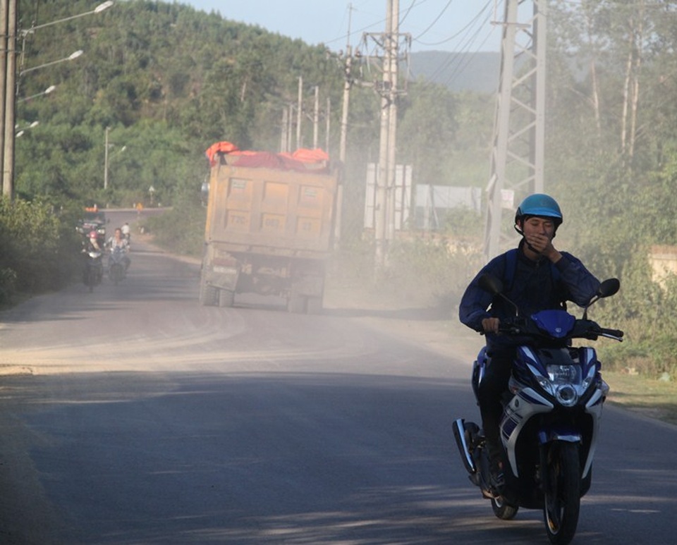 Bình Định: Dấu hiệu khai thác đất trái phép, đoàn xe ben rầm rập "hành" dân! - 5 Người đi đường bịt mủi, nhắm mắt khi gặp đoàn xe chở đất này