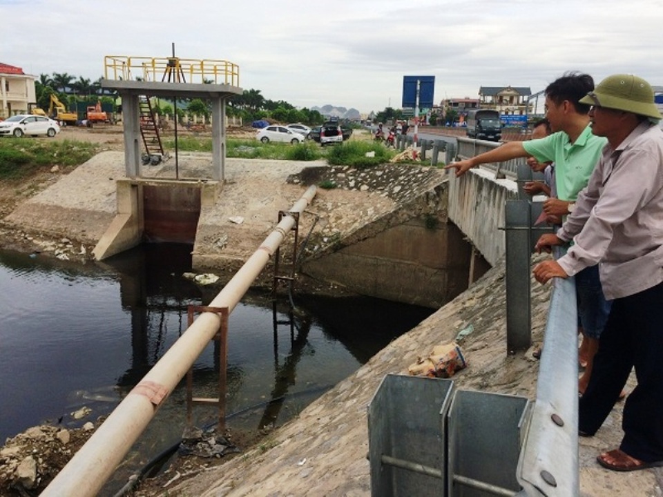 Khu công nghiệp xả thải thẳng ra môi trường, cả nghìn hộ dân lĩnh đủ! - 7 Chưa biết đến bao giờ, người dân xã Gia Trấn mới hết cảnh sống chung với bầu không khí ô nhiễm.