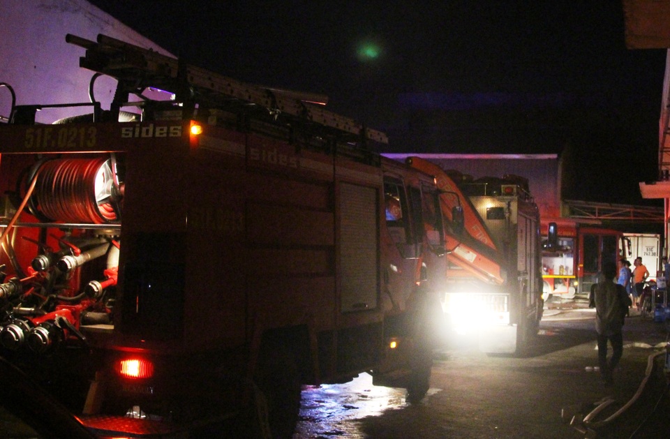 Hàng trăm cảnh sát PCCC thuộc nhiều đơn vị Canỷ sát PCCC TPHCM đã được điều động đến hiện trường cùng tham gia chữa cháy.