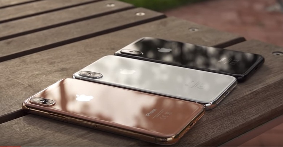 Lộ video cùng hình ảnh thực tế bên trong nhà máy sản xuất iPhone 8 - 4 Qua đó, rất có thể Apple sẽ lược bỏ đi màu vàng hồng, để thay thế bằng màu mới