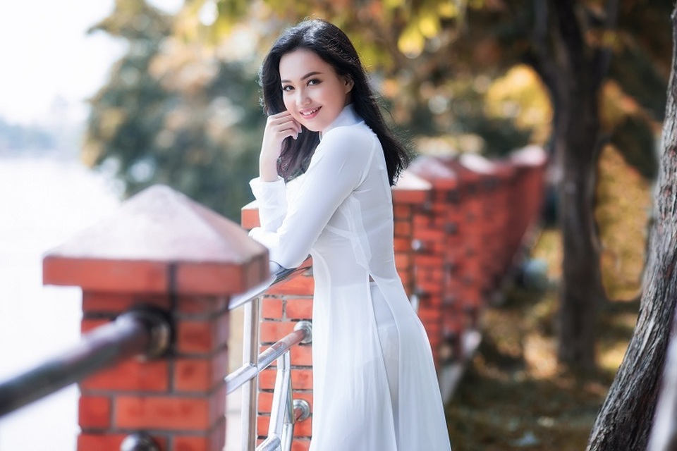 “Hot girl thổ dân” trở lại trong tà áo dài trắng gây sốt mạng - 5 Trong bộ ảnh mới đây, Linda tạo dáng nhẹ nhàng nhưng vẫn quyến rũ. Nụ cười tỏa nắng cùng trang phục là bộ áo dài trắng toát lên vẻ đẹp thanh lịch, dịu dàng đầy nữ tính đối lập với vẻ đẹp hoang dại trong bộ ảnh trước đó.