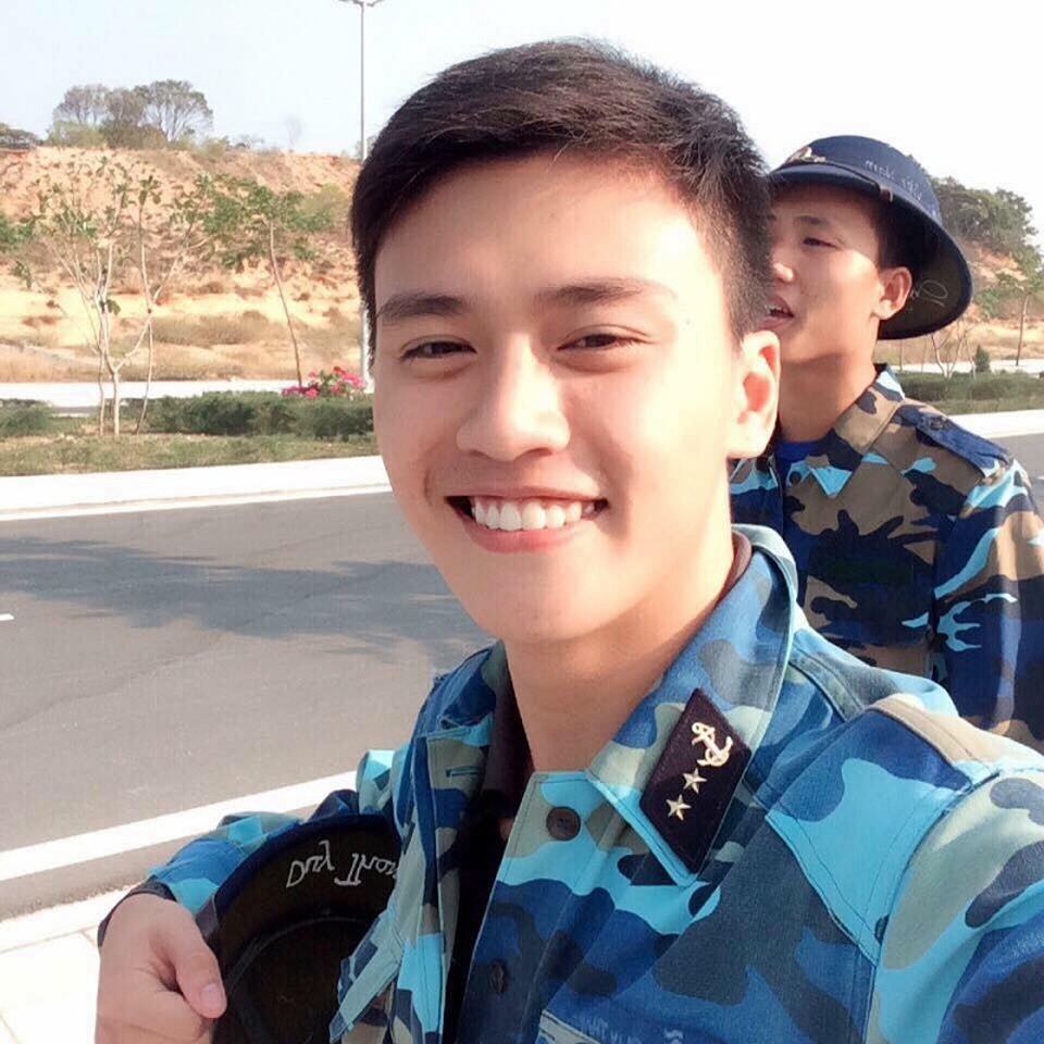 Chàng lính hải quân có nụ cười ấm áp gây "sốt" mạng - 3 Thanh Nguyễn điển trai trong bộ quân phục hải quân