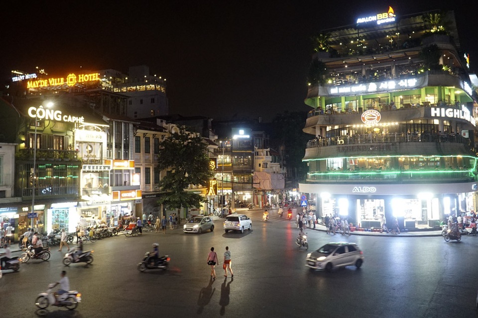 Hà Nội lung linh về đêm - 7 Quảng trường Đông Kinh Nghĩa Thục sầm uất bên hồ Gươm.