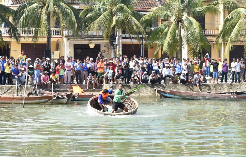 Tình nguyện viên Nhật Bản hết sức phấn khởi, vui vẻ khi được tự mình trải nghiệm ngồi trên thúng chai lắc hết sức điệu nghệ