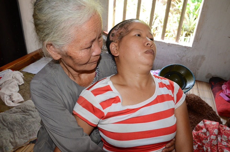 “Ai cứu mẹ con với, mẹ con chết mất thôi !…” - 7
Nỗi lo lắng cho tính mạng cô con dâu và lũ cháu tội nghiệp hằn rõ trên gương mặt của người mẹ chồng già yếu