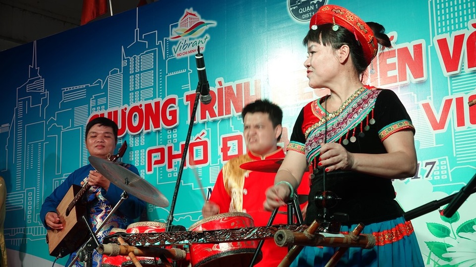 Hàng ngàn du khách “chen chân” phố đi bộ Bùi Viện ngày khai trương - 8