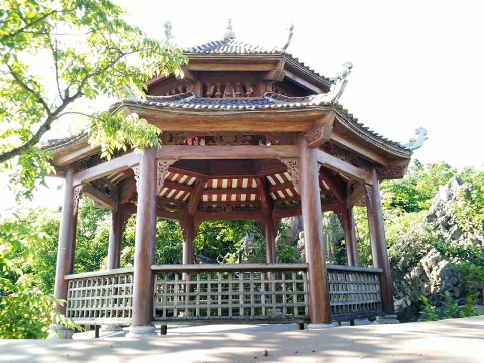 Nghênh Phong Các được xây dựng hình lục giác, một trong những điểm nhấn tham quan trên đỉnh Kỳ Lân.