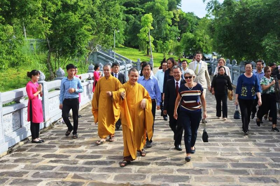 Tổng giám đốc UNESCO thăm quần thể danh thắng Tràng An - 5 Tổng giám đốc UNESCO thăm quần thể danh thắng Tràng An - 5