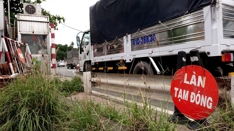 Những trạm thu phí bỏ hoang giữa Sài Gòn - 5 Không còn sử dụng nhưng các bốt thu phí đóng dưới chân cầu hướng về bến xe Miền Đông gây cản trở, khó khăn cho cánh tài xế vì phải giảm tốc độ khi lên cầu nên thường bị mất đà, tắt máy…