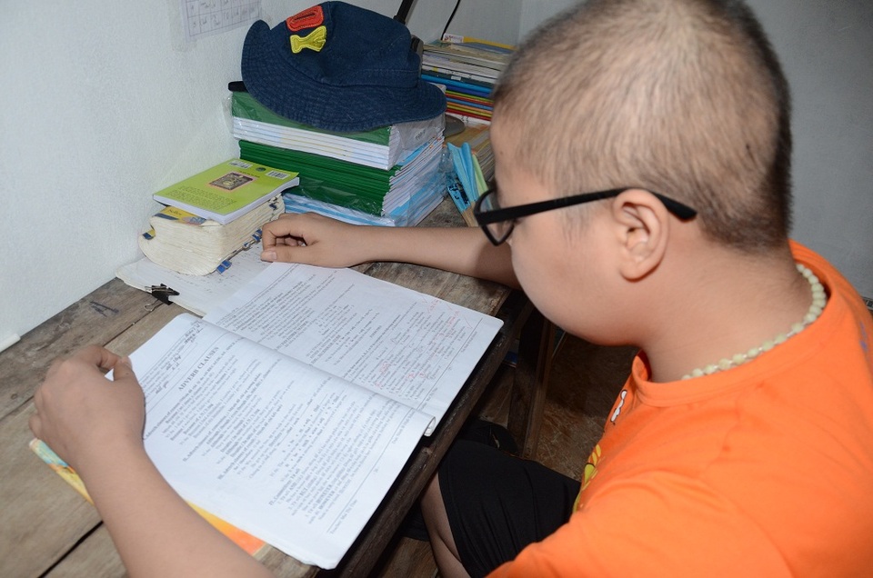 Ước mơ được trở lại trường của cậu bé 15 tuổi mắc ung thư máu - 7
Dù rất mệt nhưng Mạnh vẫn lấy sách ở ôn bài, khát khao được tiếp tục đi học chưa bao giờ nguôi trong cậu bé này