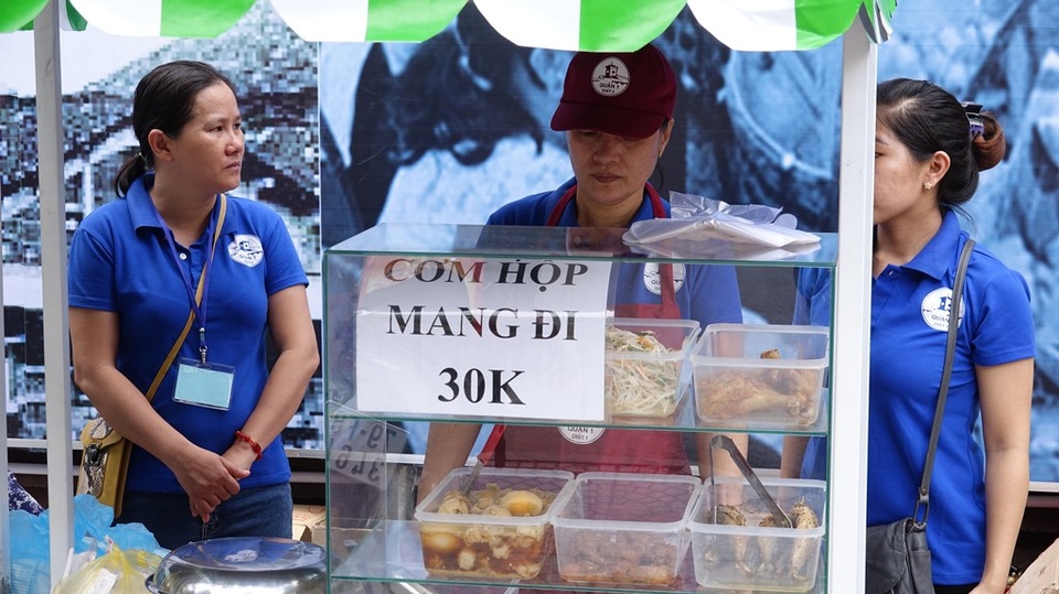 Sài Gòn đã có phố hàng rong - 6
Người buôn bán tại đây không bị thu một khoản phí nào. Người bán phải đeo bảng tên, mặc đồng phục và tham gia khám sức khỏe định kỳ. Nguyên liệu chế biến thức ăn phải có nguồn gốc rõ ràng, đảm bảo an toàn vệ sinh thực phẩm.