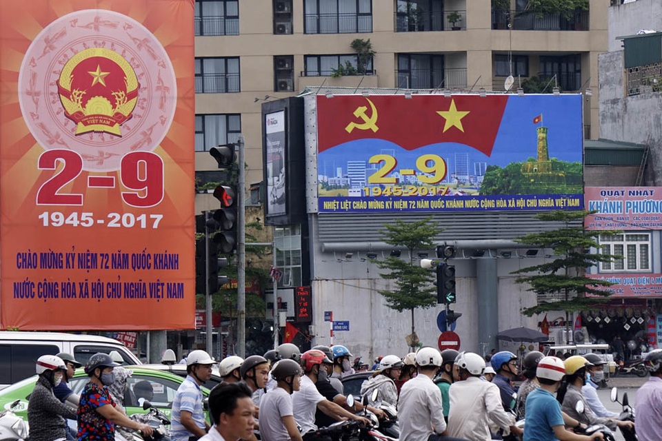 
Pa-nô, áp-phích chào mừng Quốc Khánh tại khu vực ngã 6 Ô Chợ Dừa.
