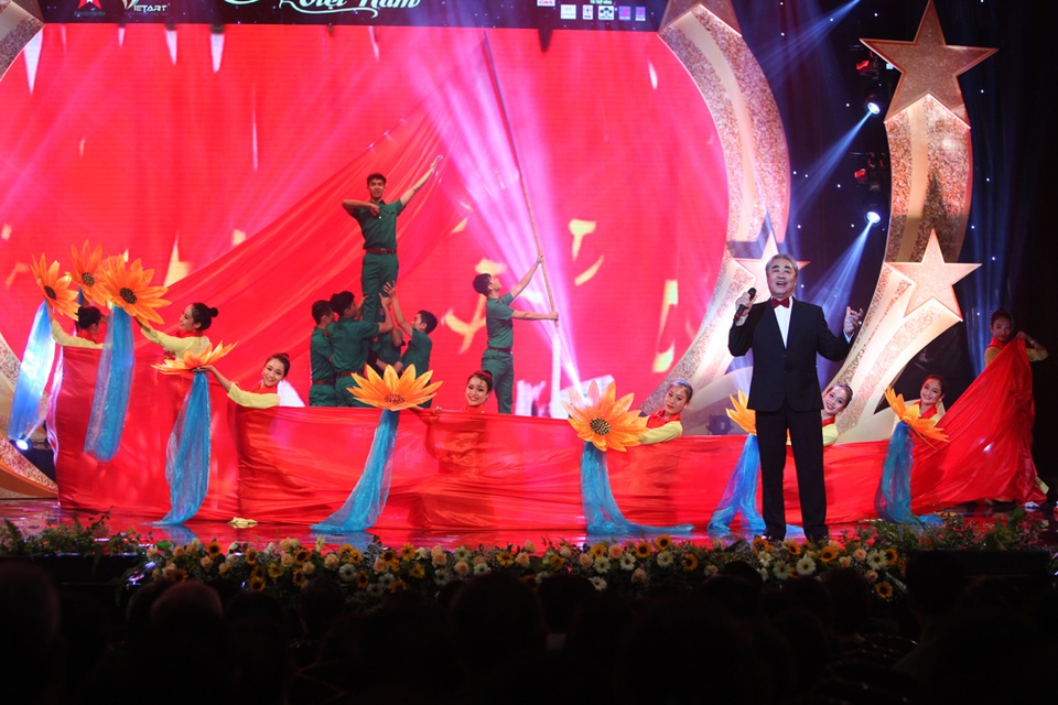 "Rạng rỡ Việt Nam": Đêm nhạc ý nghĩa chào mừng ngày quốc khánh 2/9 - 13 NSND Quang Thọ thể hiện chất giọng hào sảng với ca khúc “Ta tự hào đi lên ôi Việt Nam”.