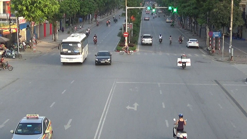 Đường phố trung tâm Hà Nội vắng vẻ trong ngày đầu nghỉ lễ - 6 
Đường Nguyễn Khánh Toàn.