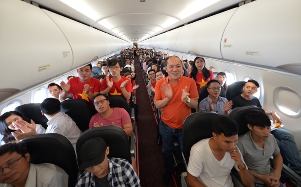 Gần 200 hành khách Vietjet cùng hát "Nối vòng tay lớn" mừng quốc khánh 2/9 - 7 Gần 200 hành khách Vietjet cùng hát "Nối vòng tay lớn" mừng quốc khánh 2/9 - 7