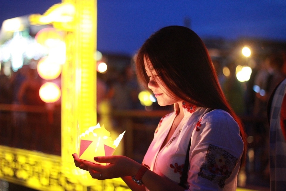 Đêm Vu Lan lung linh sắc màu ở phố cổ Hội An - 6 Ước nguyện hạnh phúc, may mắn và sức khỏe đến với bạn bè, người thân