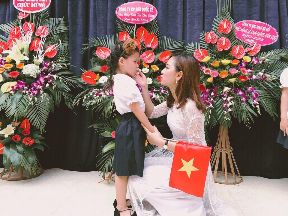 Cô giáo xinh đẹp quạt mát cho học sinh ngày tựu trường gây sốt trên mạng xã hội - 6