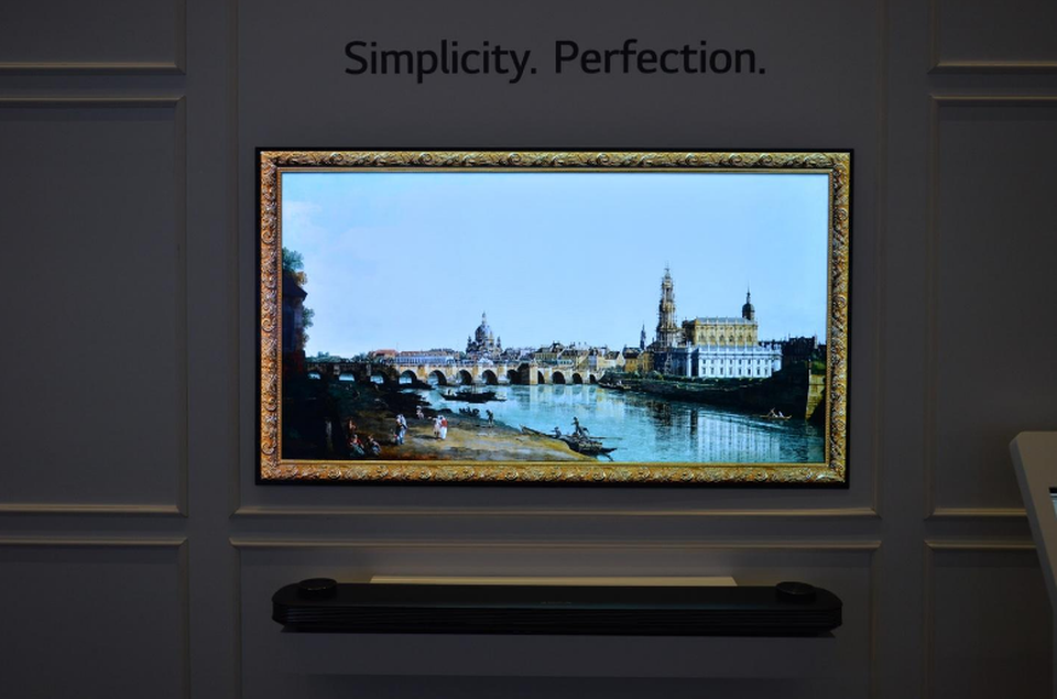 Chiêm ngưỡng dòng TV được mệnh danh "không có đối thủ" của LG - 7 Với lợi thế về thiết kế của W7, TV được bài trí như một tác phẩm nghệ thuật đặc sắc