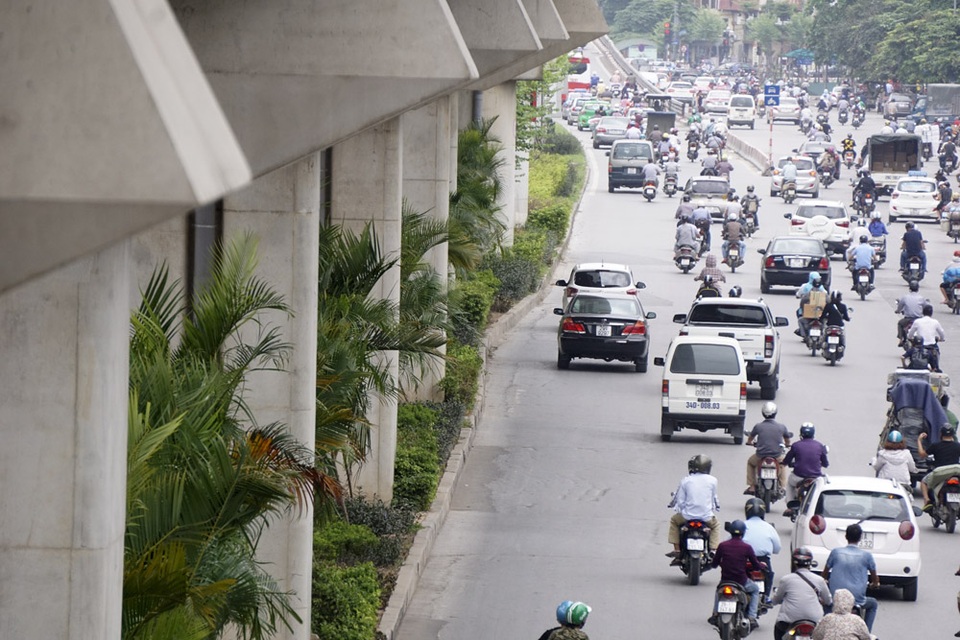 
Cây cau cảnh cũng giúp giảm bớt cảm giác khô cứng từ các khối bê tông, cột trụ đồ sộ của đường sắt trên cao.
