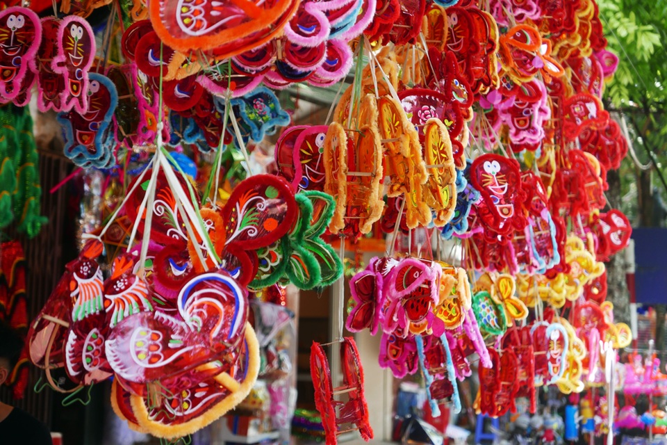 Đồ chơi Trung thu "made in Việt Nam" lên ngôi ở phố Hàng Mã - 4
Khác với những năm trước khi các loại đèn lồng, đồ chơi Trung Quốc gần như chiếm lĩnh thị trường, năm nay đồ chơi nội lên ngôi. Các loại đèn lồng giấy nhựa công nghiệp vắng bóng, thay vào đó là các loại đèn nông nan trẻ, bóng kính được làm thủ công trong nước.
