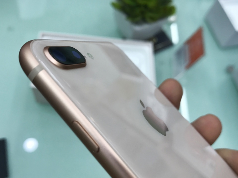 iPhone 8 đầu tiên đã xuất hiện tại Hà Nội, giá gần 23 triệu đồng - 5 Việc thay đổi thành mặt kính chắc chắn sẽ khiến thiết bị bám mồ hôi và dấu vân tay nhiều hơn so với bản cũ. Tuy nhiên do đa số người dùng đều sử dụng ốp lưng, bao da, nên điều này sẽ không gây ảnh hưởng quá nhiều.