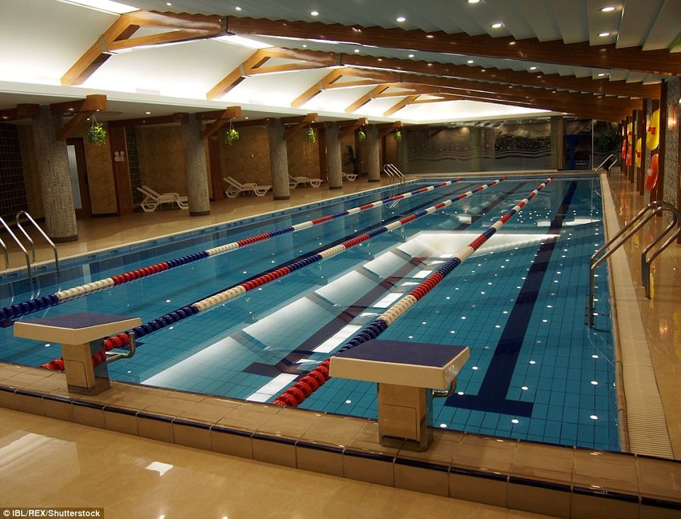 
Bể bơi hiện đại nhưng vẫn vắng khách.
