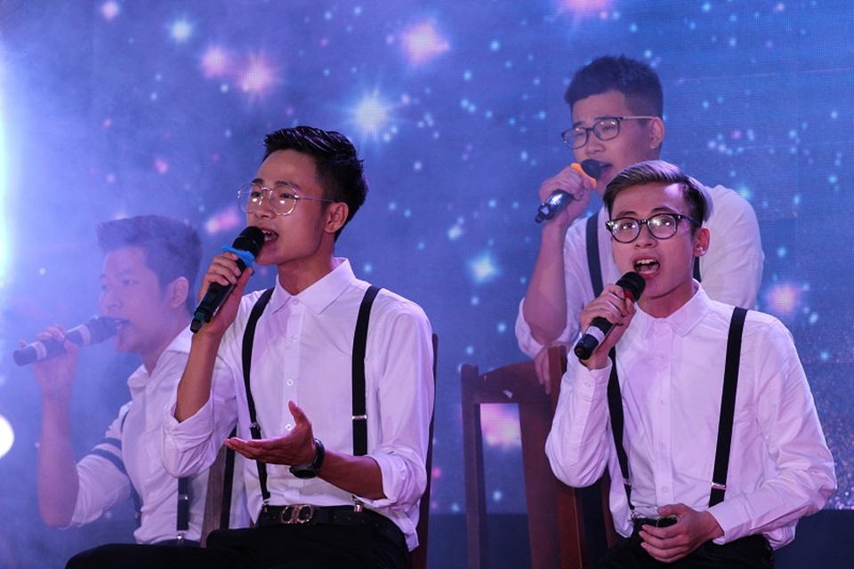 "Hoàng tử mưa" Trung Quân Idol đốn tim bạn trẻ với 4 bản hit đình đám - 5 Đội “soái ca áo trắng” của trường báo thể hiện ca khúc Ngồi hát đỡ buồn