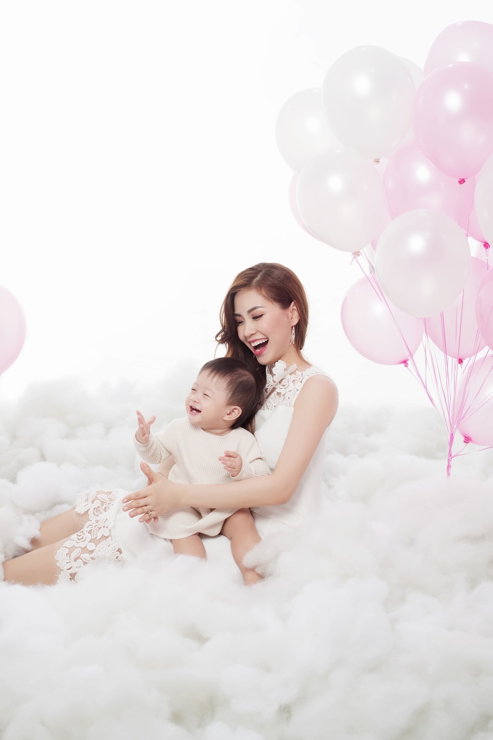 Bé Julia thừa hưởng nhiều nét đẹp của bà mẹ nổi tiếng, nhóc tì rất lanh lợi và hay cười. Dù lần đầu vào studio chụp ảnh nhưng cô nhóc rất dạn dĩ khi tạo dáng cùng mẹ lẫn tạo dáng một mình.